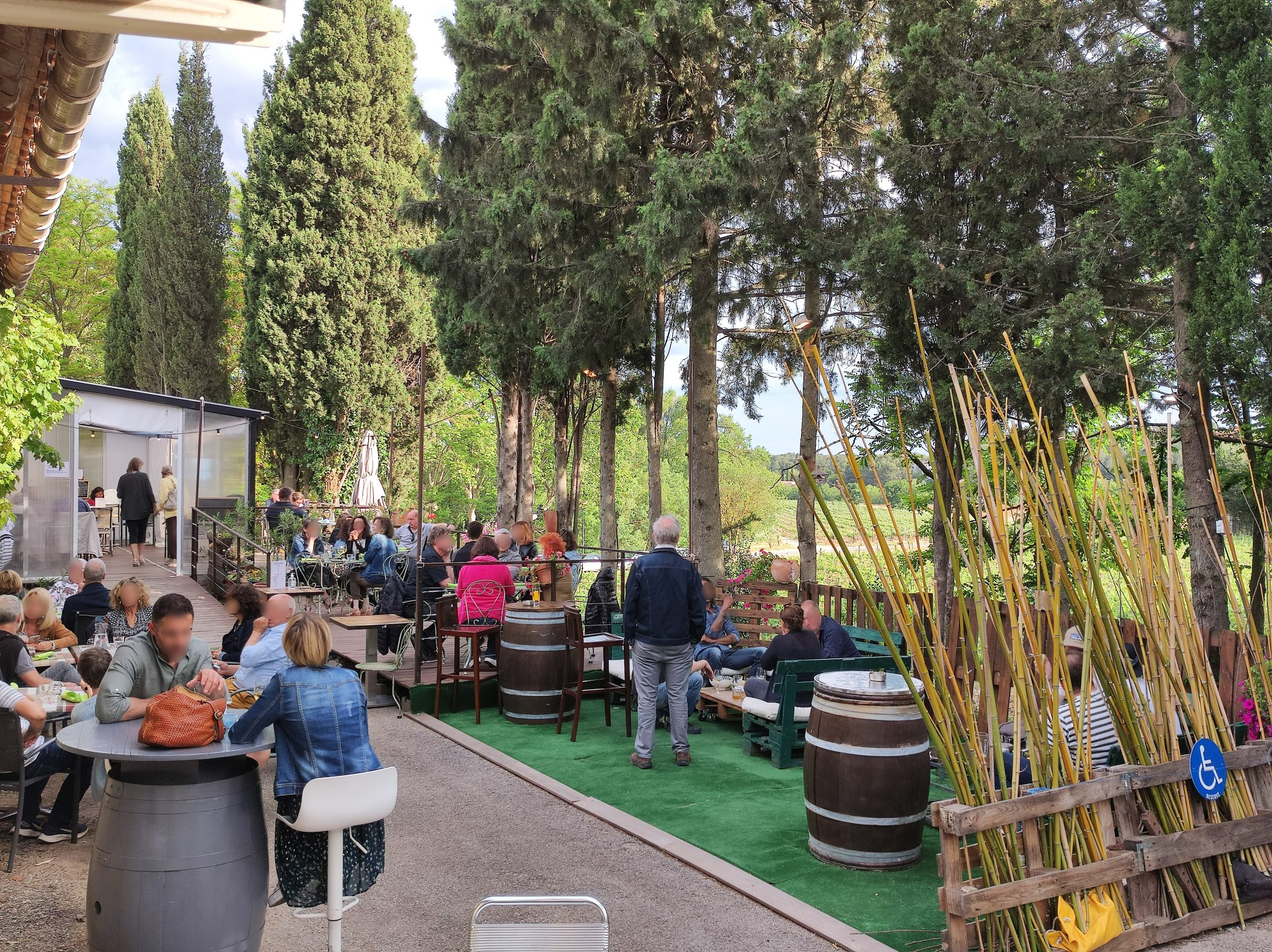 à la comédie du mas, nous vous proposons Une terrasse été / hiver et des espaces climatisés.